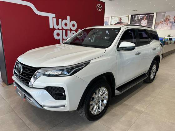 TOYOTA HILUX SW4 2.8 D-4D TURBO DIESEL SRX 7L 4X4 AUTOMÁTICO